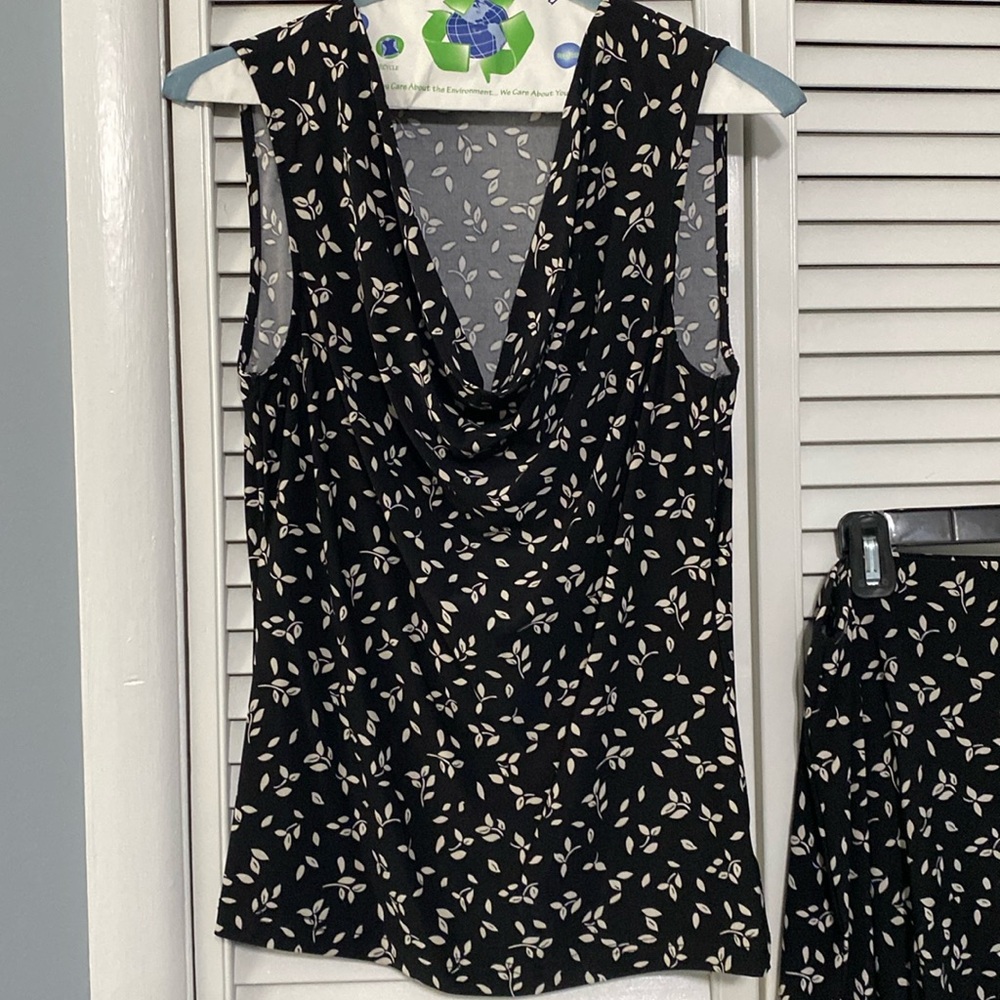 Skirt and top set slouch top in the middle ,sleeveless skirt is soft and flowing